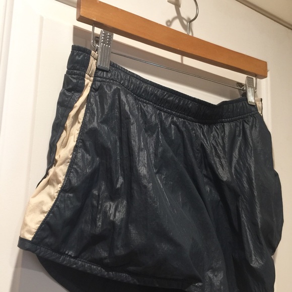 Gap body Fit Dark Grey / Navy Blue & Cream Shorts - Picture 3 of 6